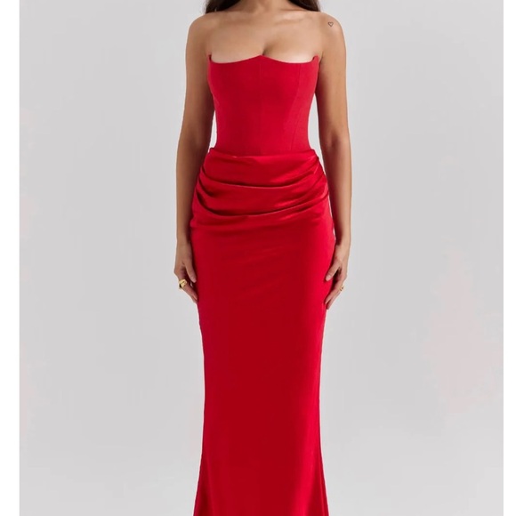 NWT ♥️ Elegant Strapless Red Evening Gown - Picture 3 of 12